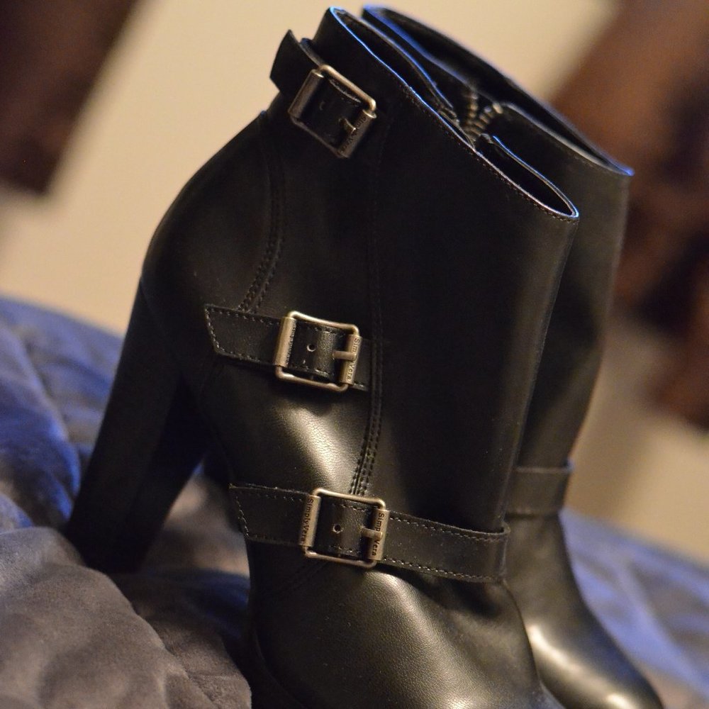 Simply Vera Black Ankle Boots